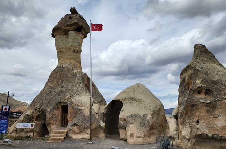 Kapadokya Paşabağları’nda peribacası içine oyulmuş jandarma karakolu ve Türk bayrağı.